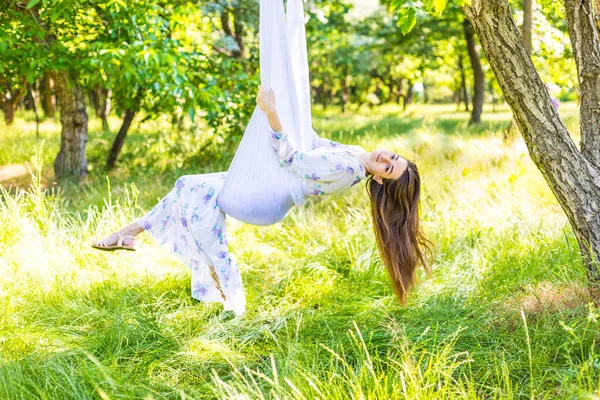 花の冠でロマンチックな女性 — ストック写真