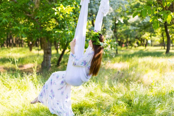 Romantik kadın çiçek taç