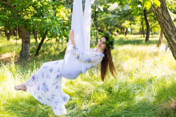 Mulher romântica em flor coroa — Fotografia de Stock