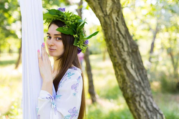 Romantik kadın çiçek taç