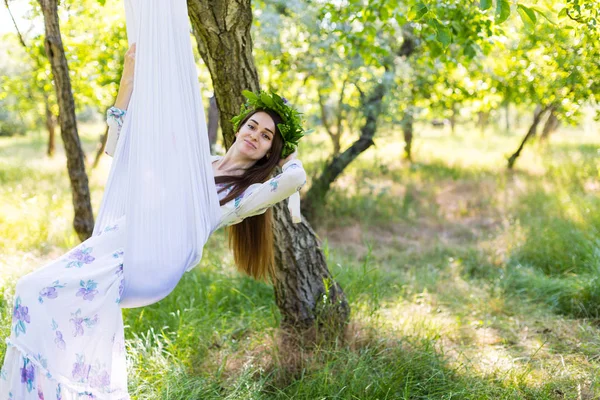 Romantik kadın çiçek taç — Stok fotoğraf