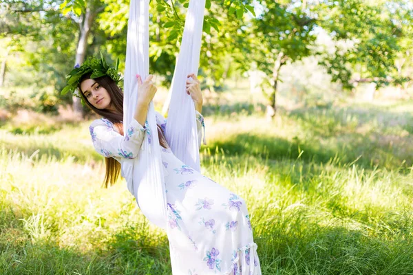 Romantik kadın çiçek taç