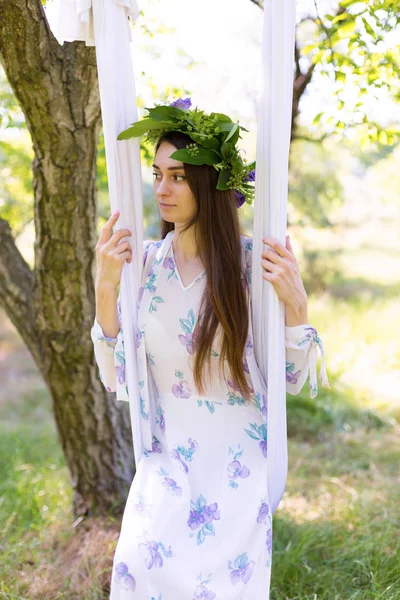 Romantik kadın çiçek taç