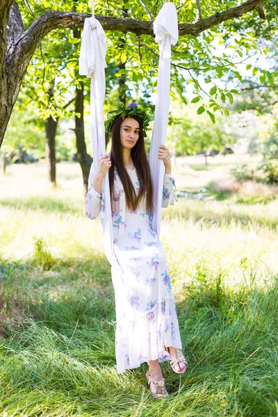 Romantik kadın çiçek taç