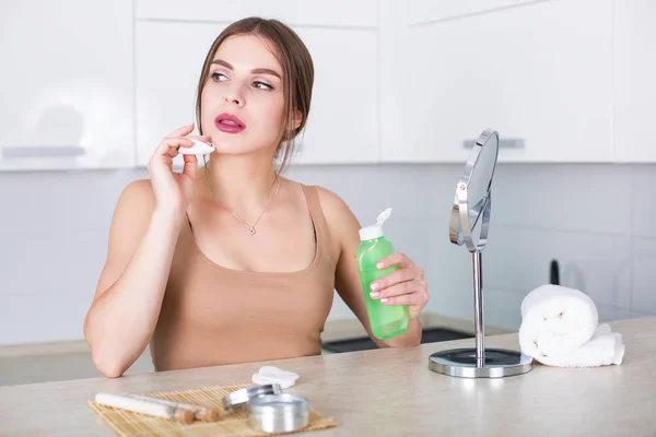 Mulher aplicando cosméticos — Fotografia de Stock