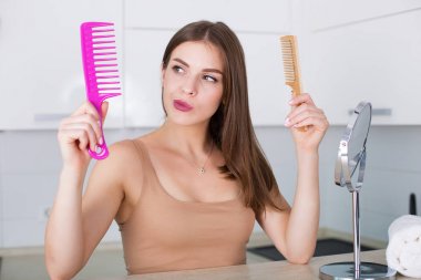 Saçlarını tarayan kadın.