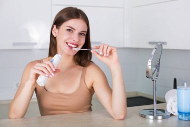 Diş fırçası ve oral irrigator kadınla