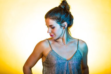 Disko ışıkları poz güzel kadın