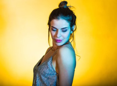 Disko ışıkları poz güzel kadın