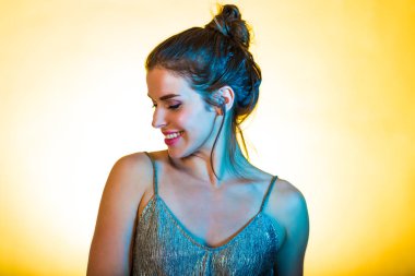 Disko ışıkları poz güzel kadın