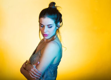 Disko ışıkları poz güzel kadın