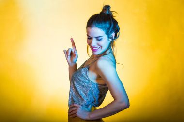 Disko ışıkları poz güzel kadın