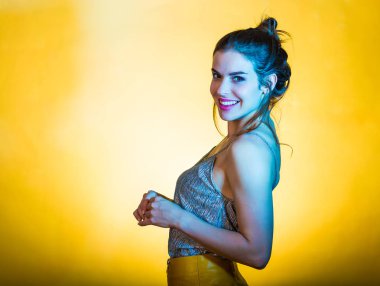 Disko ışıkları poz güzel kadın