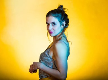 Disko ışıkları poz güzel kadın