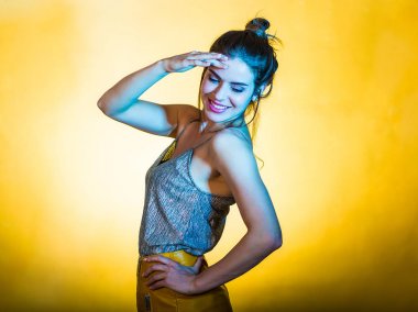 Disko ışıkları poz güzel kadın