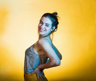 Disko ışıkları poz güzel kadın