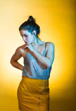 Disko ışıkları poz güzel kadın