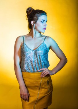 Disko ışıkları poz güzel kadın