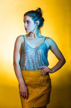 Disko ışıkları poz güzel kadın