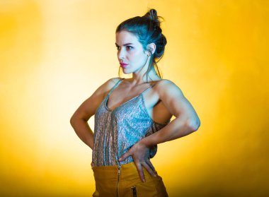 Disko ışıkları poz güzel kadın