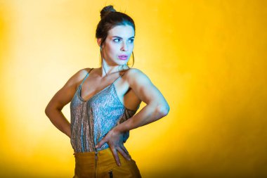 Disko ışıkları poz güzel kadın