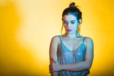 Disko ışıkları poz güzel kadın