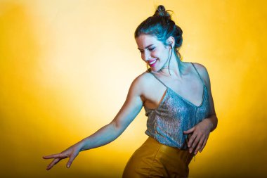 Disko ışıkları poz güzel kadın