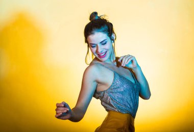 Disko ışıkları poz güzel kadın