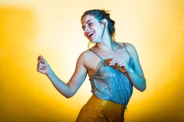 Disko ışıkları poz güzel kadın