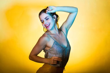 Disko ışıkları poz güzel kadın