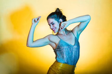 Disko ışıkları poz güzel kadın