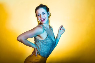 Disko ışıkları poz güzel kadın