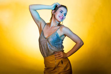 Disko ışıkları poz güzel kadın