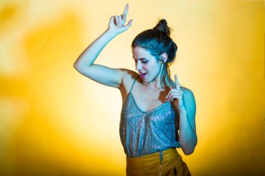 Disko ışıkları poz güzel kadın