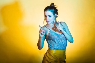 Disko ışıkları poz güzel kadın