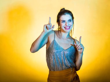 Disko ışıkları poz güzel kadın