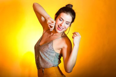 Disko ışıkları poz güzel kadın