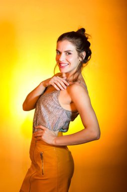 Disko ışıkları poz güzel kadın