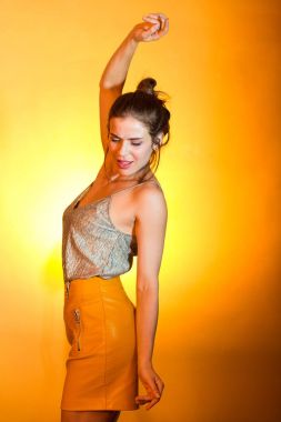 Disko ışıkları poz güzel kadın