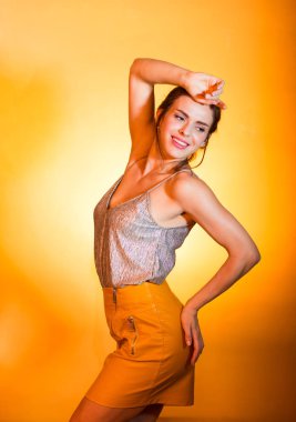 Disko ışıkları poz güzel kadın