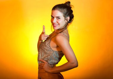 Disko ışıkları poz güzel kadın