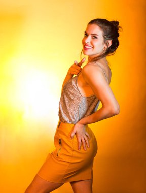 Disko ışıkları poz güzel kadın