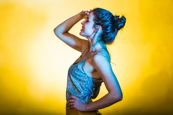 Vacker kvinna poserar i discolampor — Stockfoto