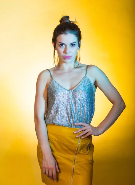 Disko ışıkları poz güzel kadın