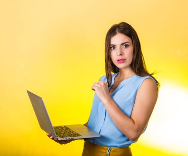 Dizüstü bilgisayarı olan güzel genç bir kadın.