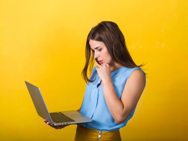 Dizüstü bilgisayarı olan güzel genç bir kadın.