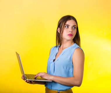 Dizüstü bilgisayarı olan güzel genç bir kadın.