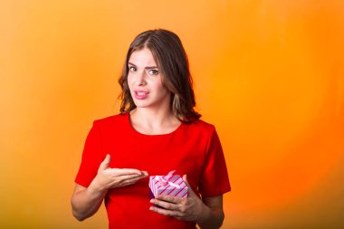 hediye kutusu ile güzel bir kadın