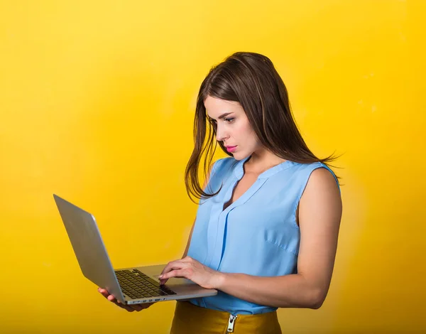 Красивая молодая женщина с ноутбуком — стоковое фото