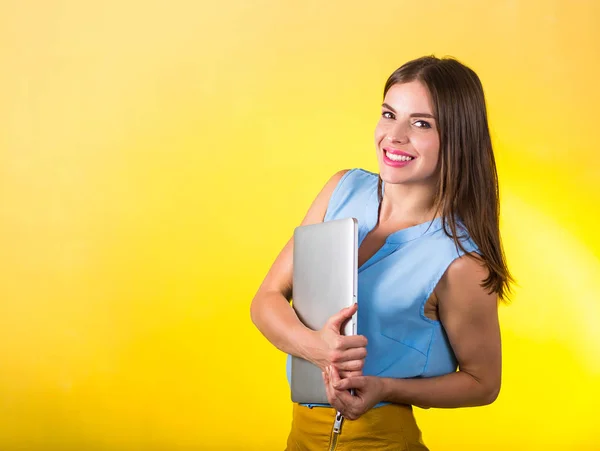 Hermosa mujer joven con portátil —  Fotos de Stock